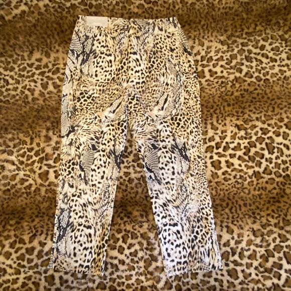NWT Chicos leopard 🐆 print capris elastic insert waist, side vents. Size 5 - Picture 6 of 10